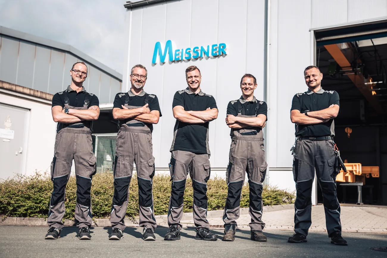 Team der Meissner Krane GmbH vor dem Firmengebäude