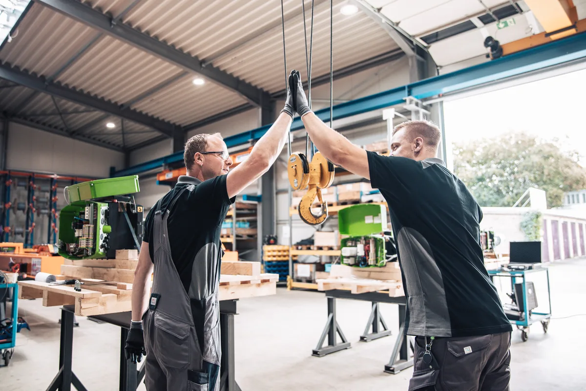 Meissner-Servicetechniker bei der Arbeit an einem Kran-Hebezeug