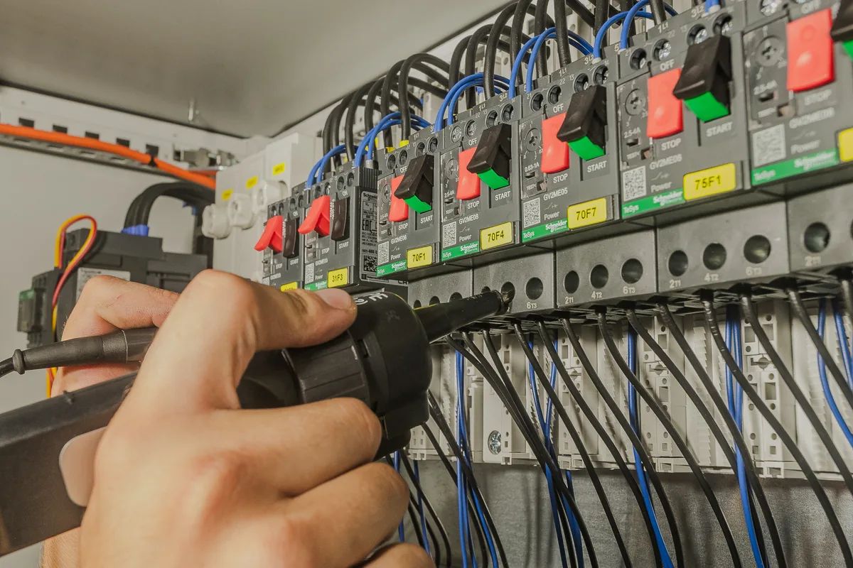 Messgerät im Einsatz bei der Prüfung elektrischer Betriebsmittel