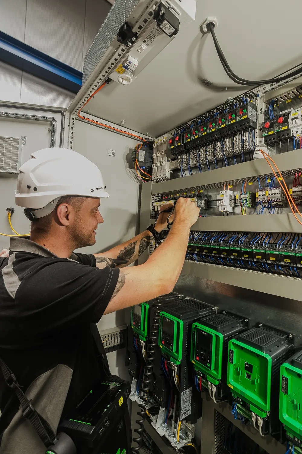 Meissner-Elektrofachkraft bei der Prüfung eines Schaltschranks